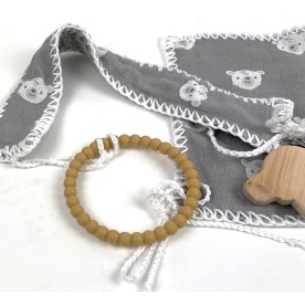 Beissring aus Silicone braun mit Clip auf Arvenholz