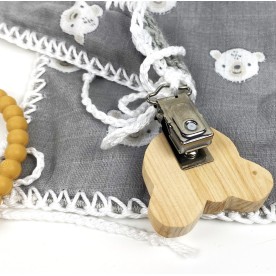 Kinderspielzeug aus Arvenholz-Beissring aus Silicone braun mit Clip auf Arvenholz-